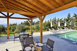 Poolside bar