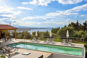 Outdoor pool, pool umbrellas, pool loungers - Casa Manolesos (Chania)