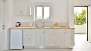 Een moderne keuken met een inbouwvaatwasser, een spoelbak en een raam erboven.