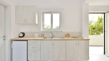 Departamento Deluxe, varias camas, vista al mar | Cocina privada | Refrigerador, cafetera de espresso y cafetera y tetera