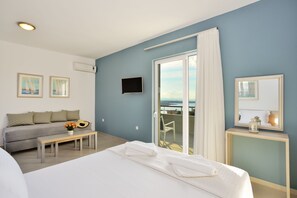 Ropa de cama de alta calidad y caja de seguridad en la habitación 