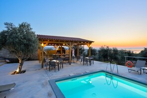 Outdoor pool, pool umbrellas, pool loungers - Casa Manolesos (Chania)