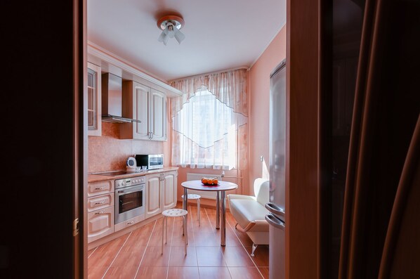 ตู้เย็นขนาดใหญ่, ไมโครเวฟ, เตาประกอบอาหาร, กาต้มน้ำไฟฟ้า