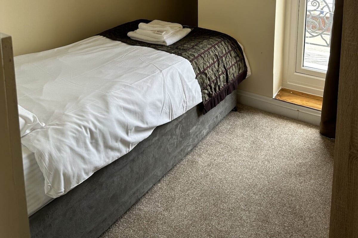 Habitación individual básica | Escritorio, tabla de planchar con plancha, wifi gratis y ropa de cama