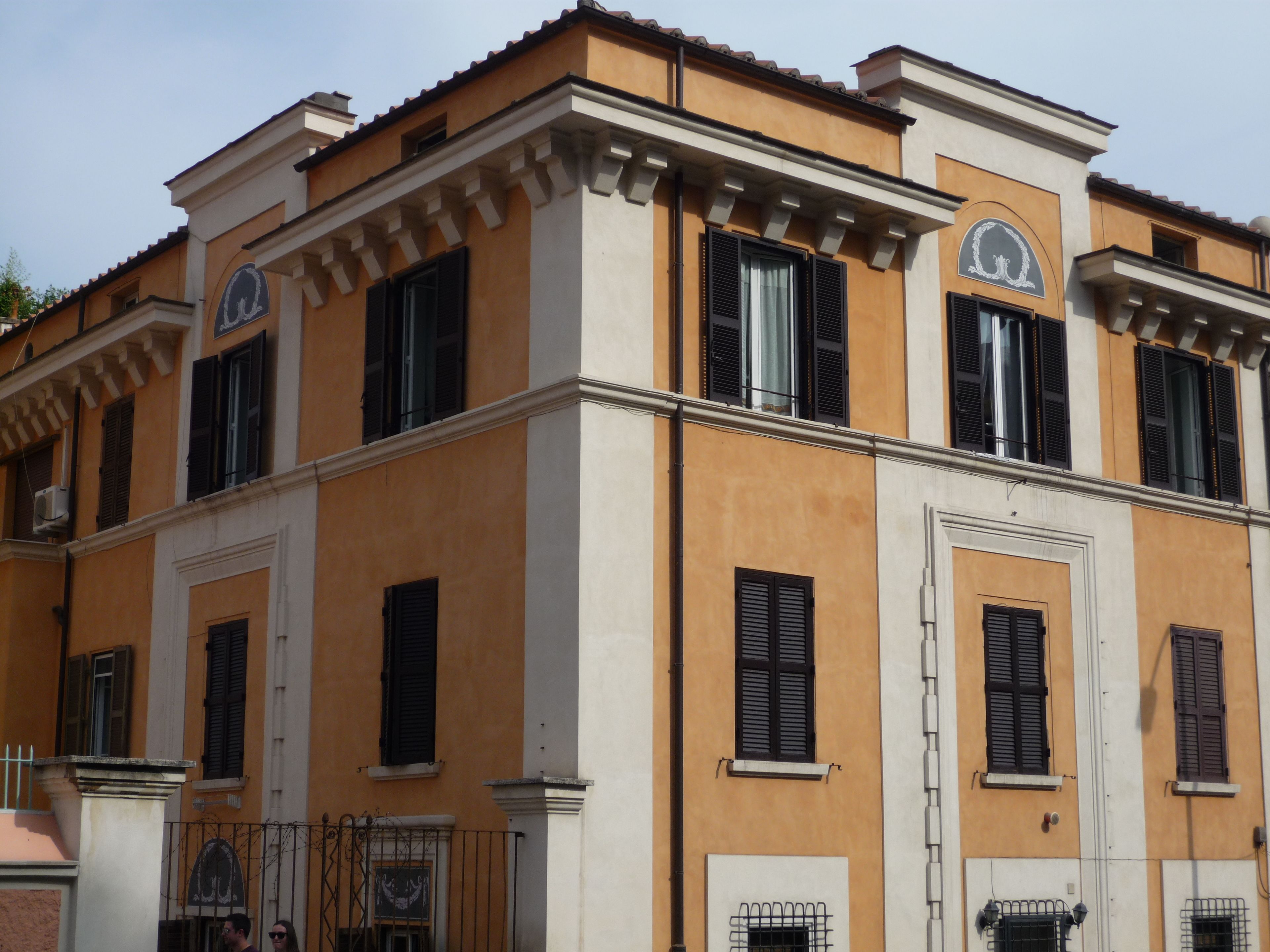 Un immeuble à plusieurs étages de style architectural classique, caractérisé par des fenêtres disposées de manière symétrique et des moulures décoratives.