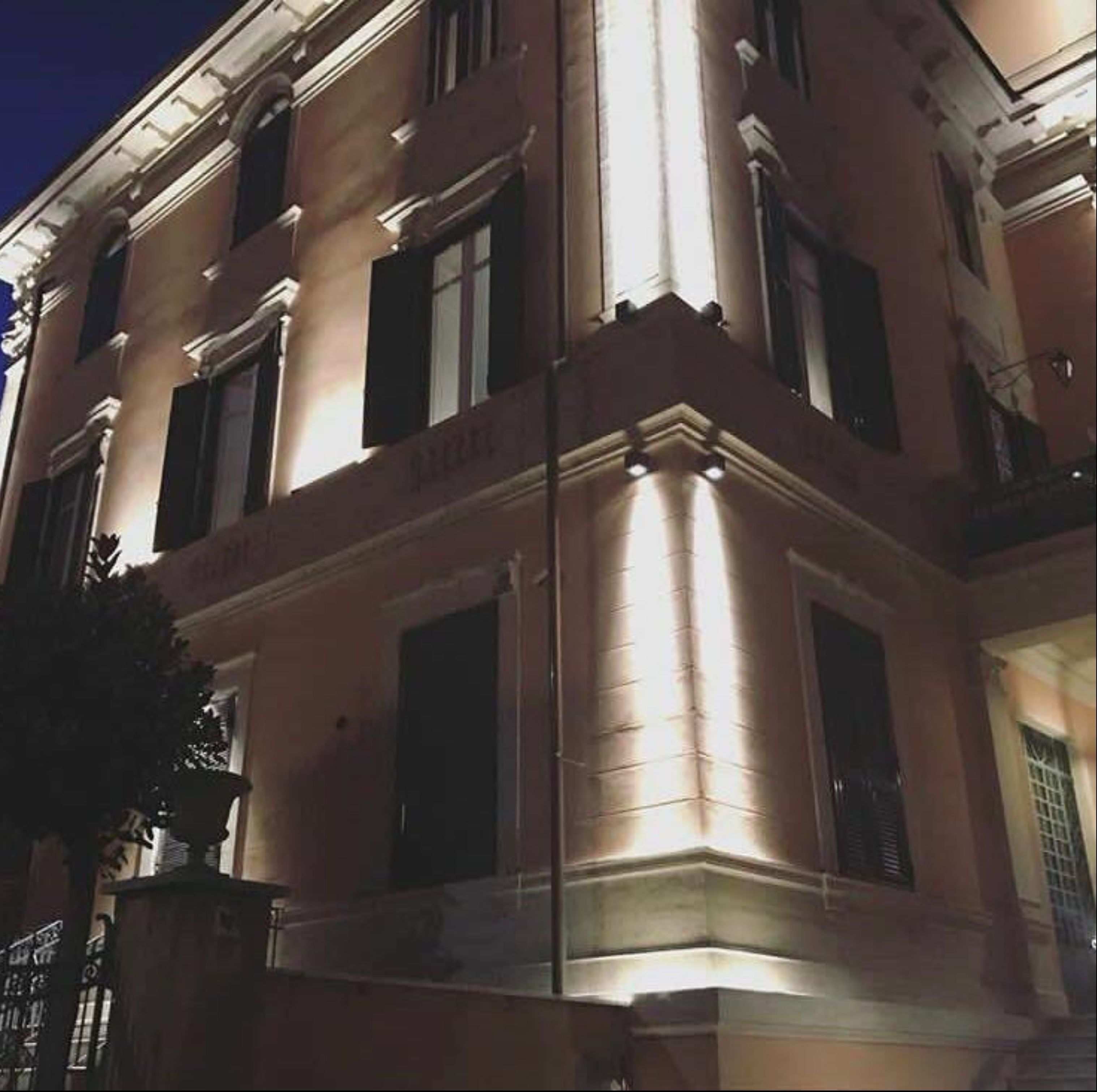 Bagian depan properti - sore/malam