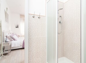 Deluxe Double Room | Bathroom shower - My Bed Vatican Museum (Rome)
