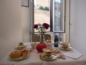 Petit-déjeuner complet compris tous les jours