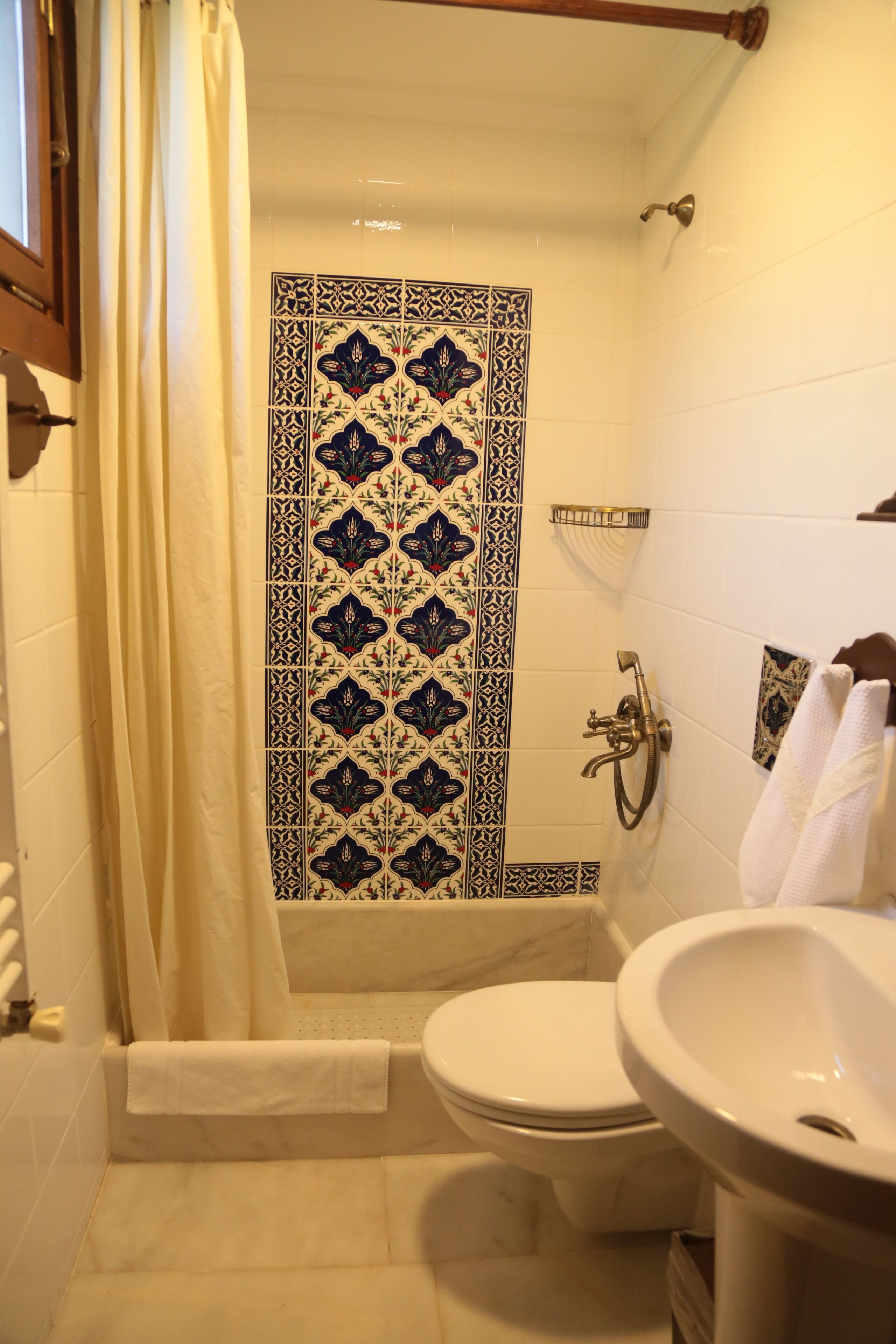 Un baño con ducha, inodoro y lavabo.