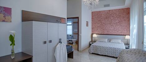 Suite | Edredones de plumas, escritorio, espacio para trabajar con un portátil