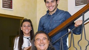 A staircase with a chandelier, a sign indicating a piano bar, and a camera sign. - Locanda San Biagio (Misano Adriatico)