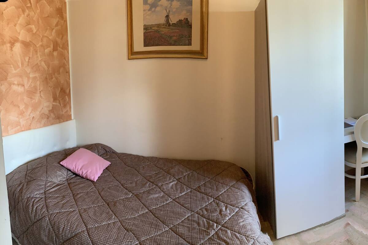 Down duvets, desk, laptop workspace, cots/infant beds