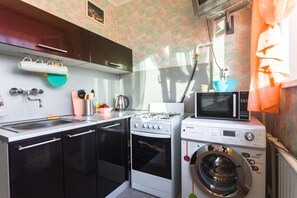 冷蔵庫、電子レンジ、オーブン、コンロ