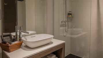 Shower, rainfall showerhead, free toiletries, hair dryer