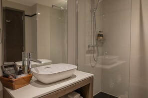 Shower, rainfall showerhead, free toiletries, hair dryer - The Marmalade Hotel (Portree)