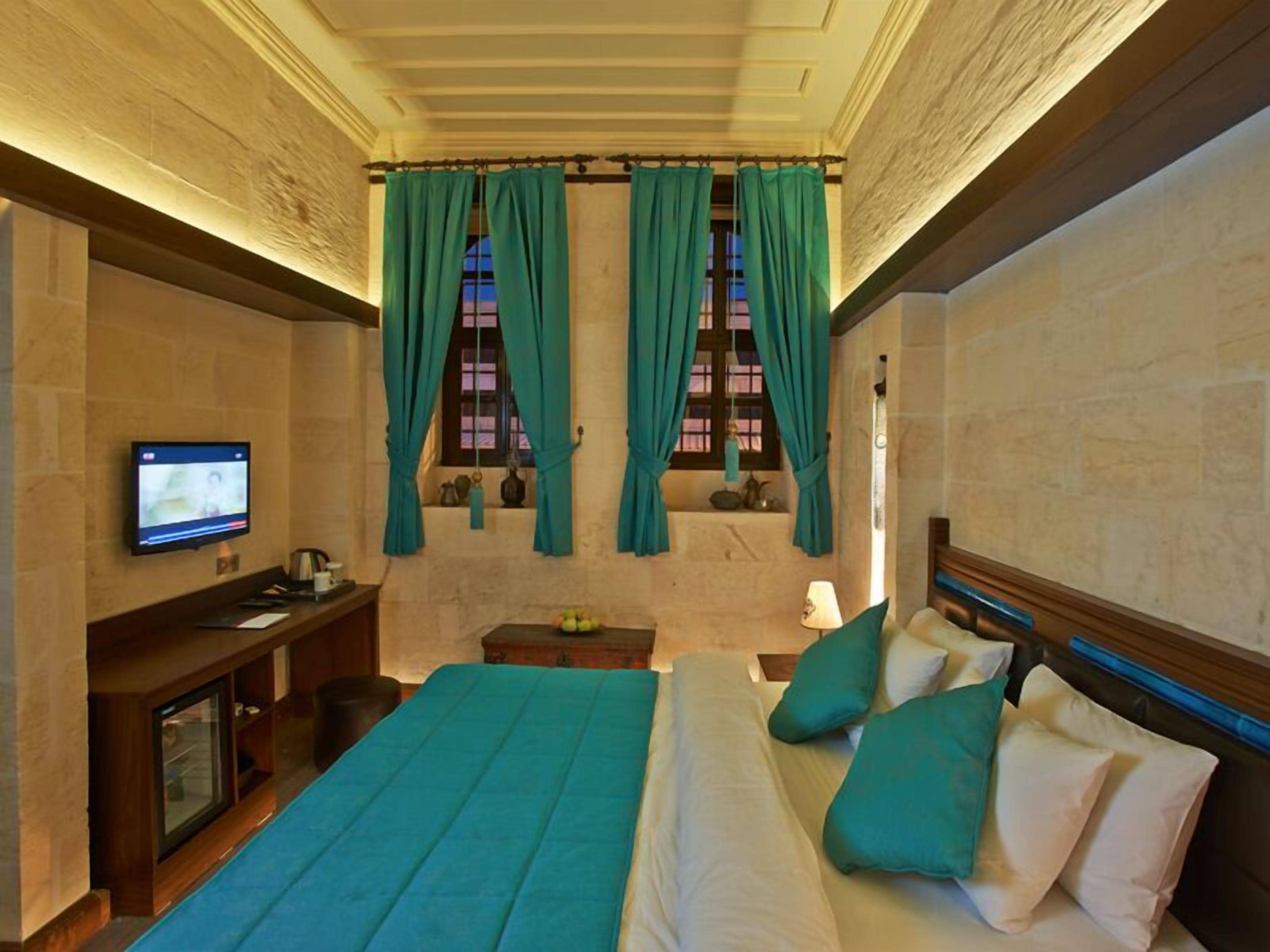 standard room | minibar, in-room safe, desk, soundproofing