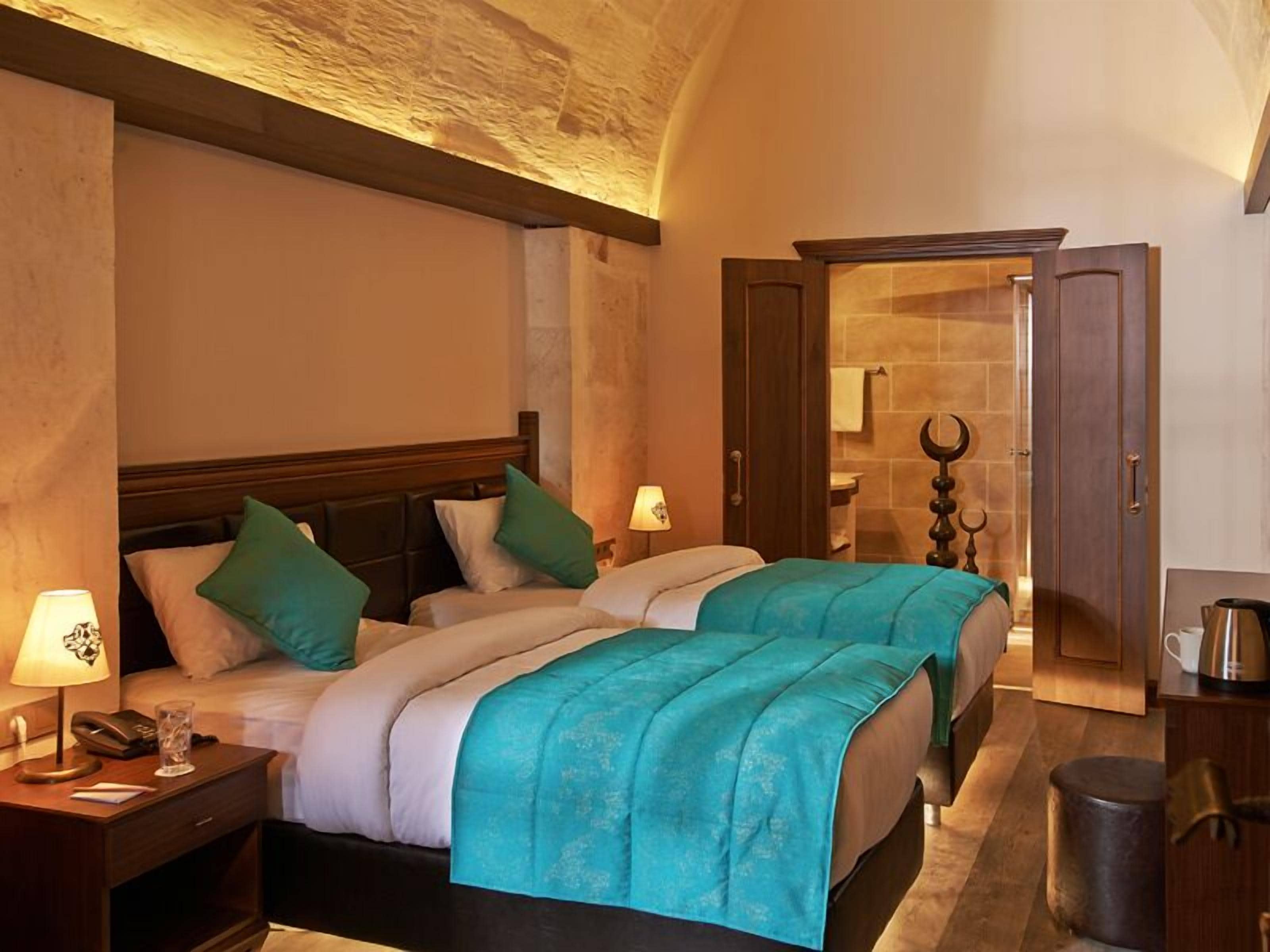 standard room | minibar, in-room safe, desk, soundproofing