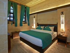 标准房 | 迷你吧、客房内保  险箱、办公桌、隔音