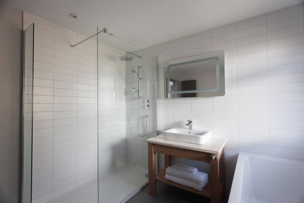 premium double room | bathroom | free toiletries, hair dryer, slippers, towels