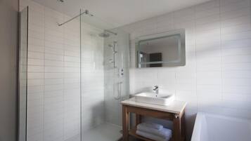 Premium tweepersoonskamer | Badkamer | Gratis toiletartikelen, een haardroger, pantoffels, handdoeken