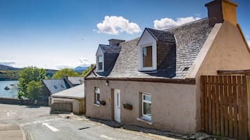 The Cottage | Desk, iron/ironing board, free WiFi, bed sheets