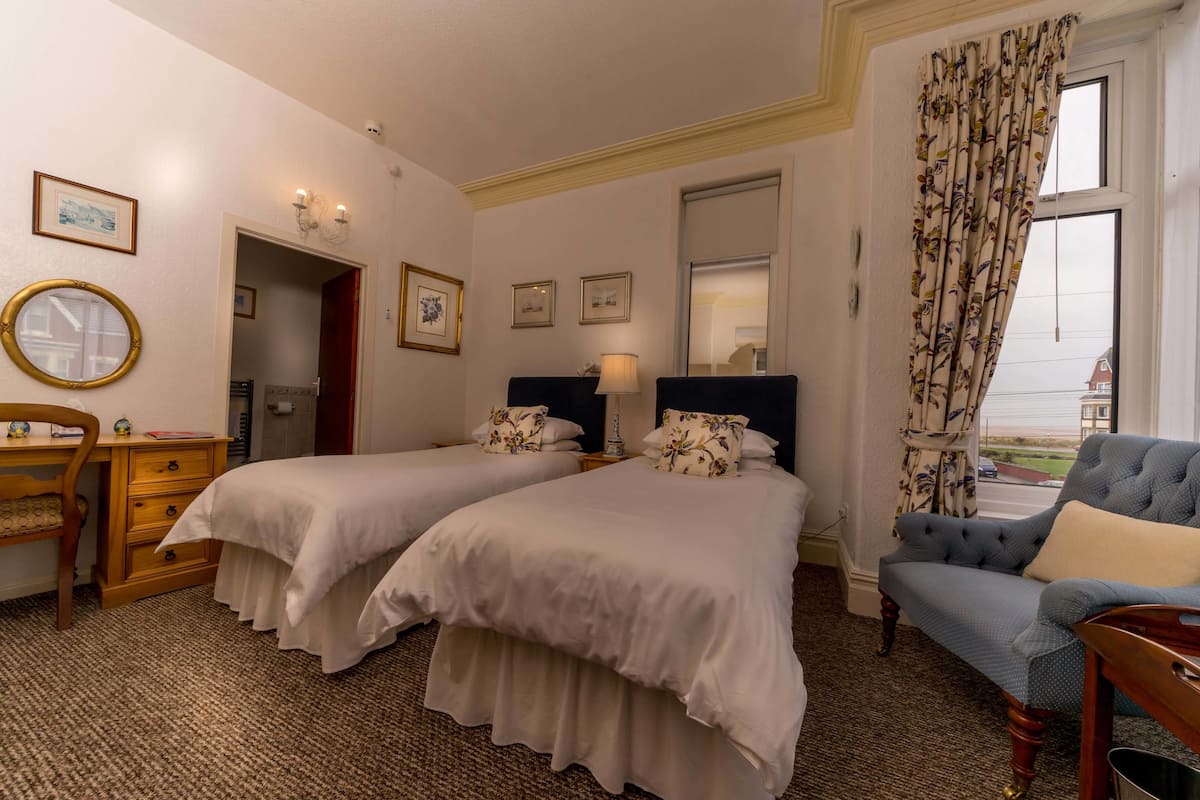 Camera Deluxe, vista mare | Biancheria da letto di alta qualità, una scrivania, insonorizzazione