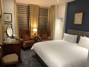 Camera Grand con letto matrimoniale o 2 letti singoli | Biancheria da letto di alta qualità, una scrivania, insonorizzazione