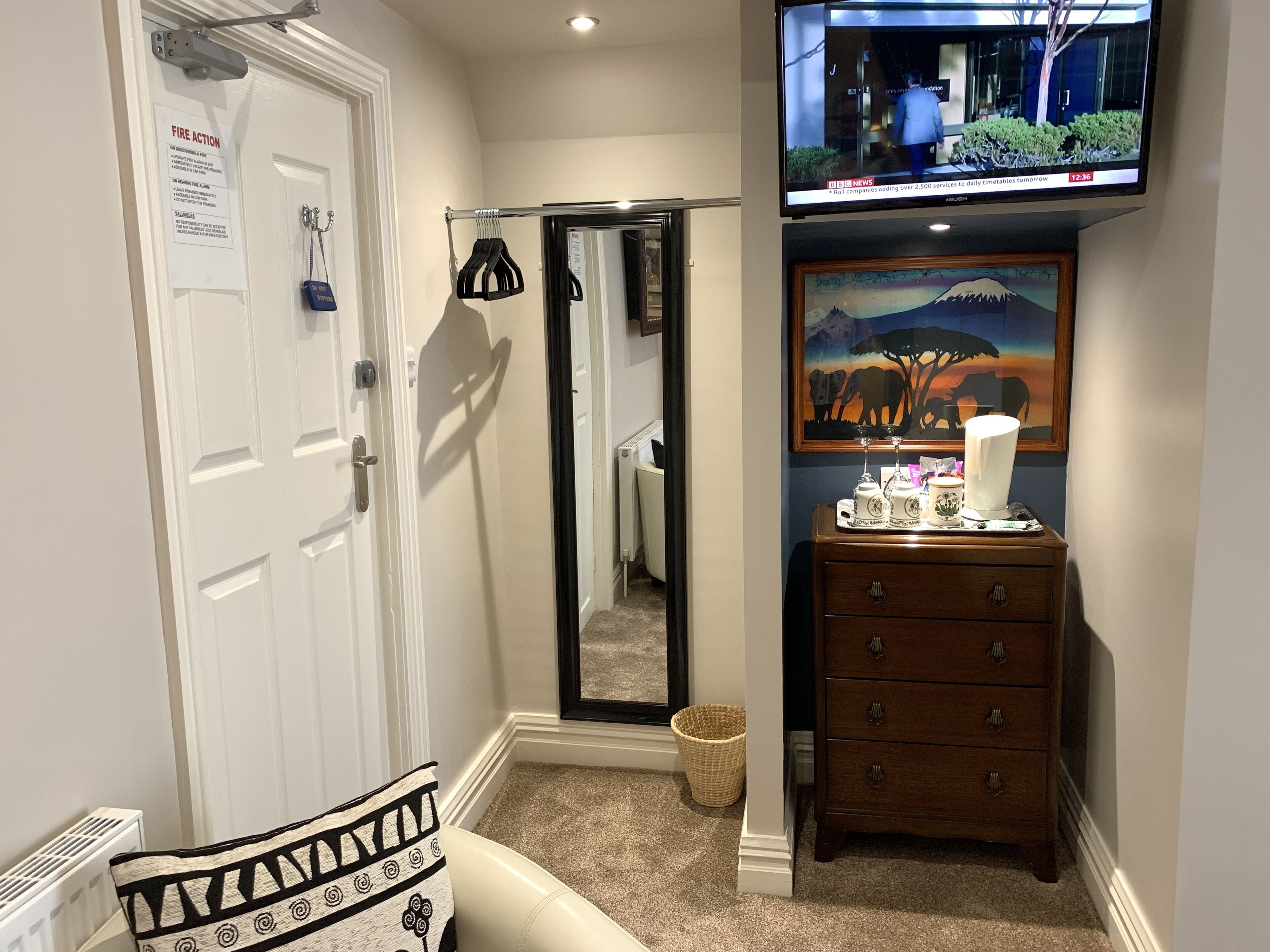 Deluxe Double Room, 1 Double Bed | Wardrobe