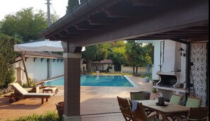 สระว่ายน้ำกลางแจ้งเปิดตามฤดูกาล, ร่มริมสระว่ายน้ำ, เก้าอี้อาบแดดริมสระ