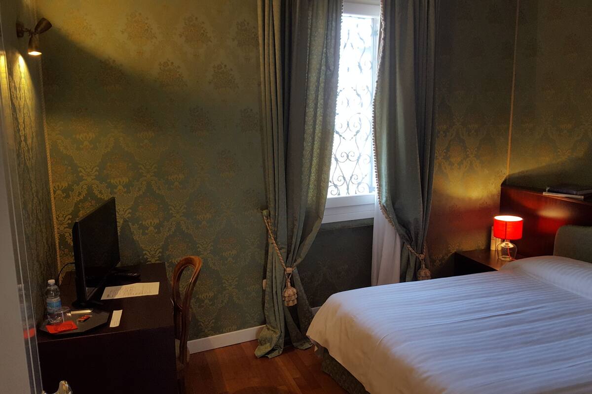 In-room safe, desk, free WiFi