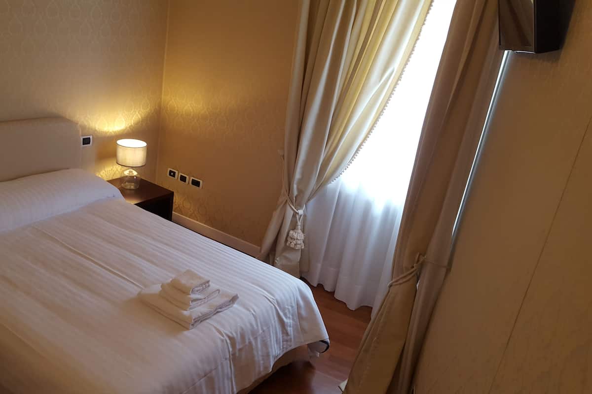 In-room safe, desk, free WiFi