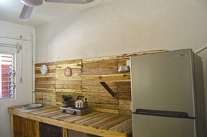 Suite familiar, 2 camas Queen size, en el área del jardín | Cocineta privada | Refrigerador, parrilla de estufa y utensilios de cocina 