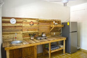 Refrigerador, parrilla de estufa y utensilios de cocina 