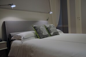 Junior-suite - 1 queensize-seng (White) | Premium-sengetøj, minibar, pengeskab på værelset, skrivebord