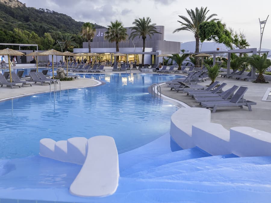 4 outdoor pools, pool umbrellas, sun loungers