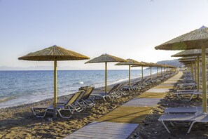Ubicación a pie de playa, tumbonas, sombrillas y bar en la playa