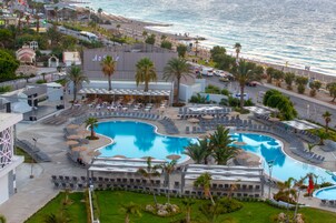 4 piscinas al aire libre, sombrillas, tumbonas