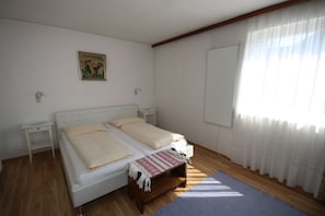 Economy Duplex, 2 Queen Beds, Mountain View | Desk, free WiFi - Jugendhotel Egger (Villach)