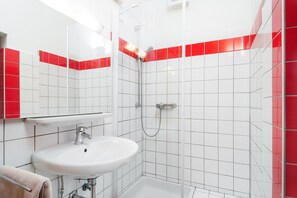 Kostenlose Toilettenartikel, Haartrockner, Handtücher