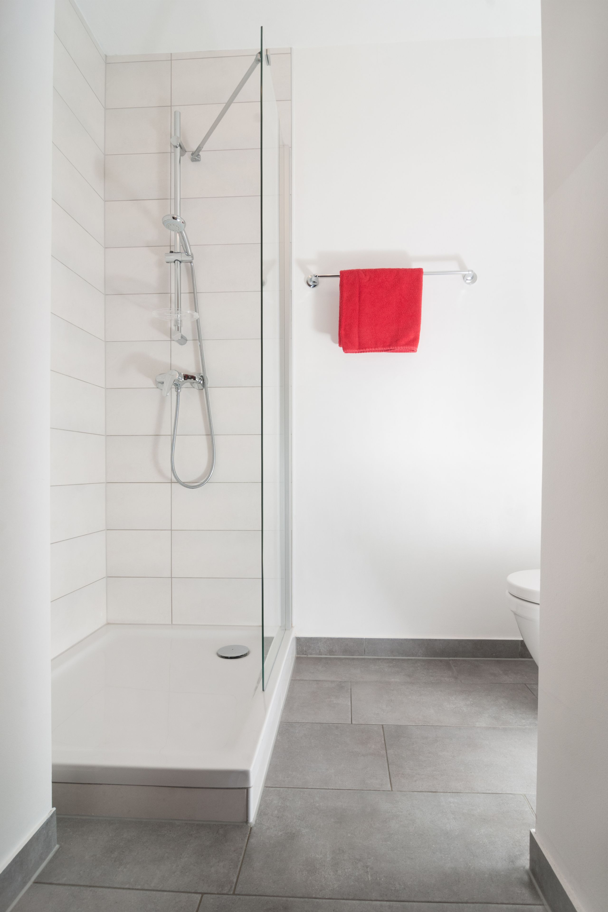 Kostenlose Toilettenartikel, Haartrockner, Handtücher