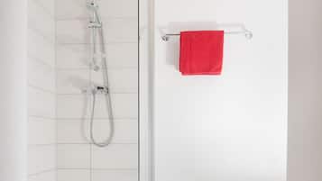 Kostenlose Toilettenartikel, Haartrockner, Handtücher