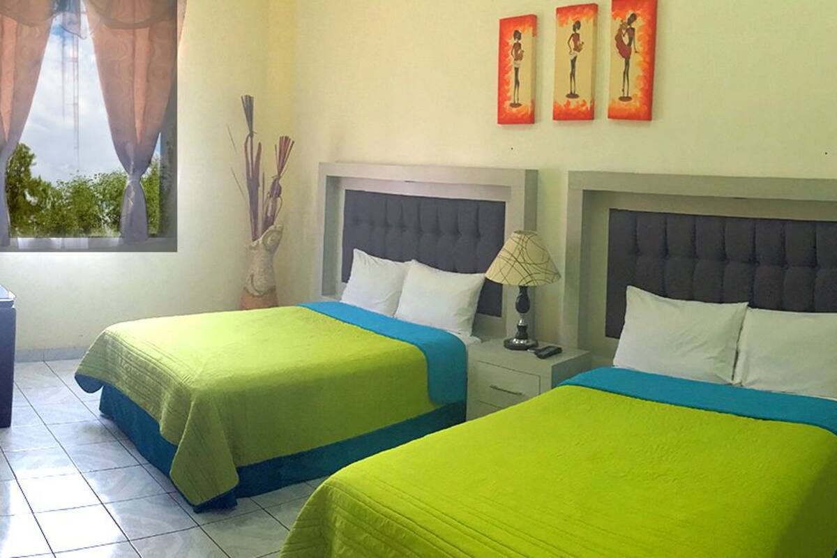 Habitación doble, 2 camas matrimoniales | Tabla de planchar con plancha y wifi gratis