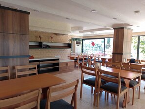 Outdoor dining - Gunduz Otel (Konyaalti)