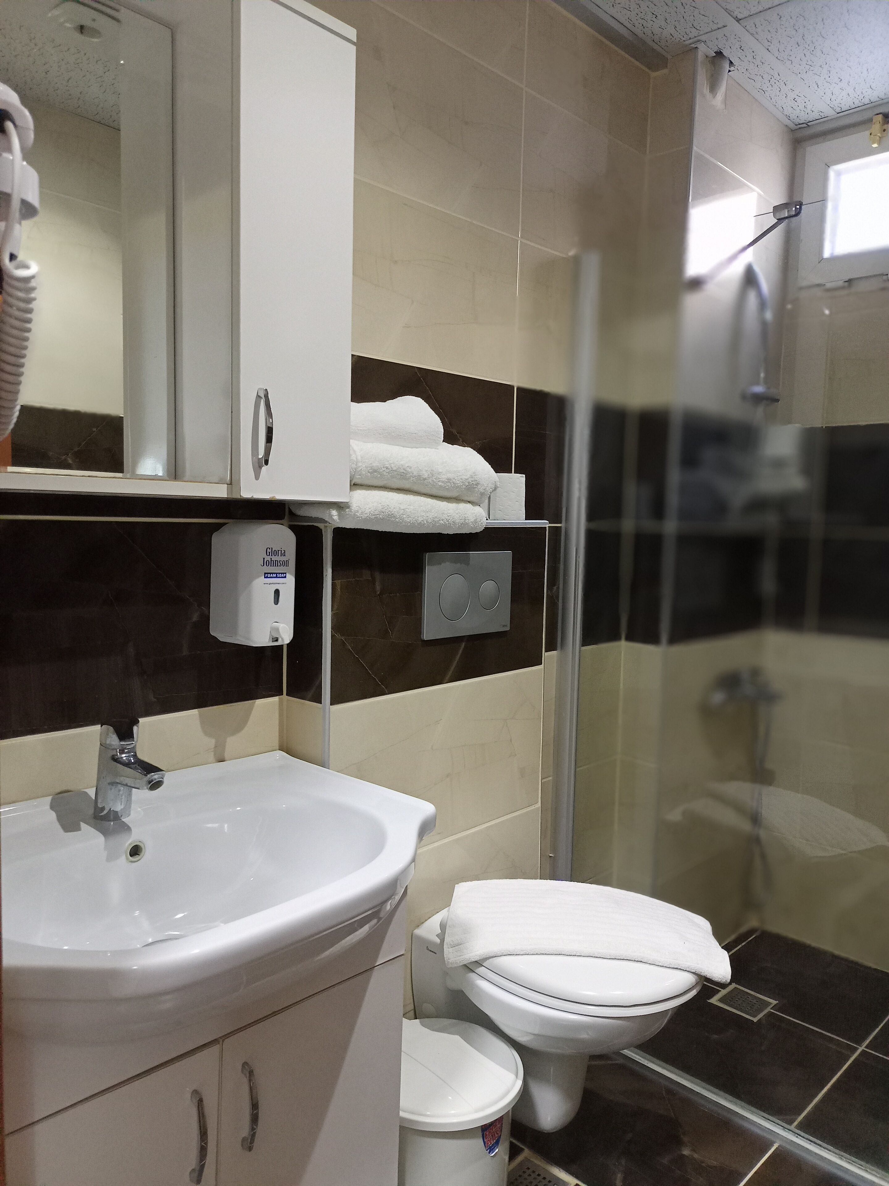 shower, free toiletries, towels