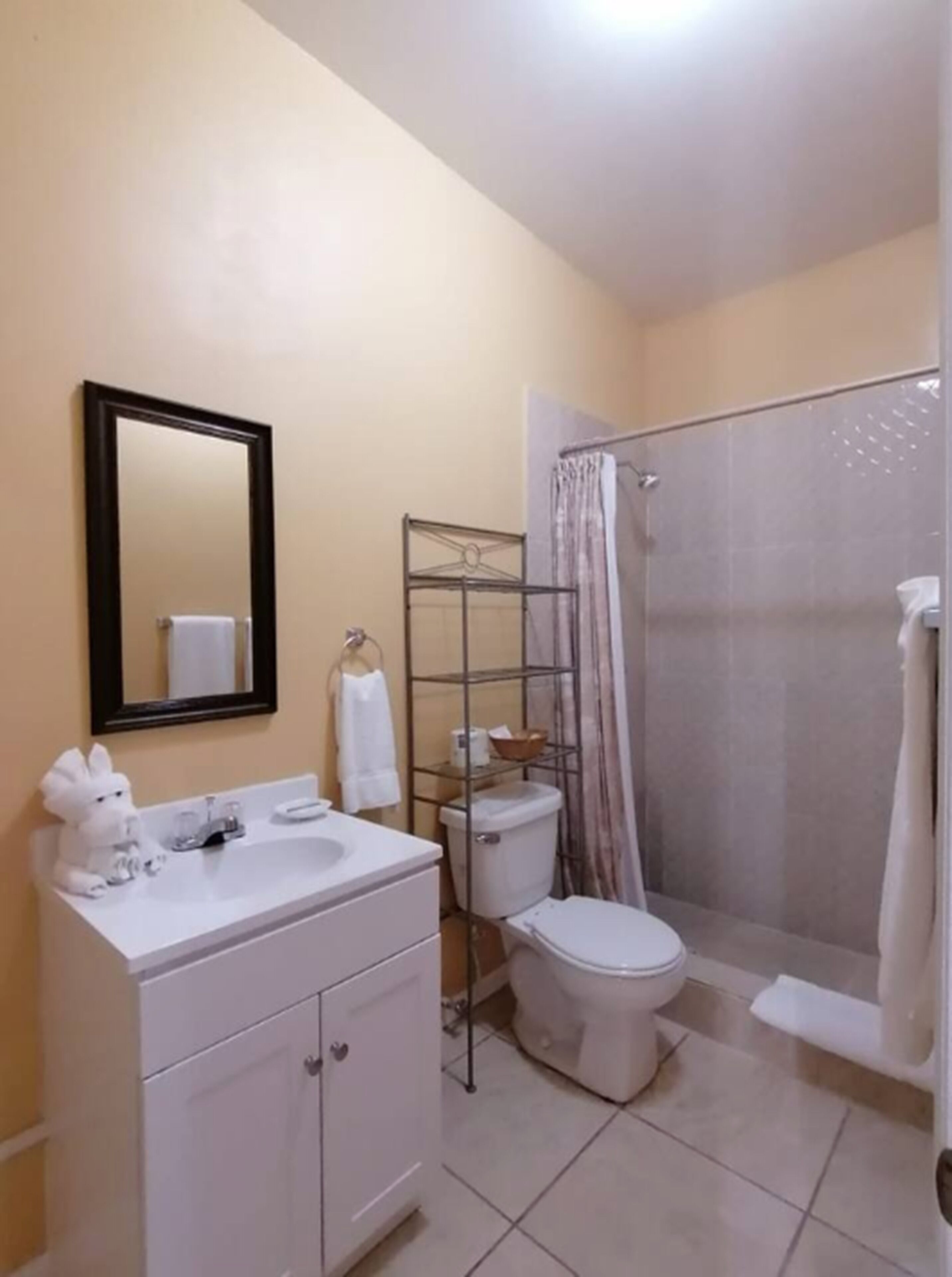 Quarto solteiro conforto, 1 cama Queen, acessível, geladeira | Chuveiro
