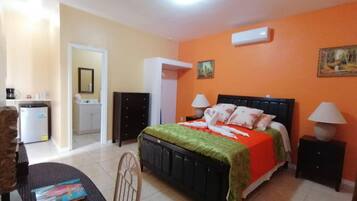 Habitación individual Confort, 1 cama Queen size, con acceso para personas discapacitadas | Ropa de cama de alta calidad y decoración personalizada