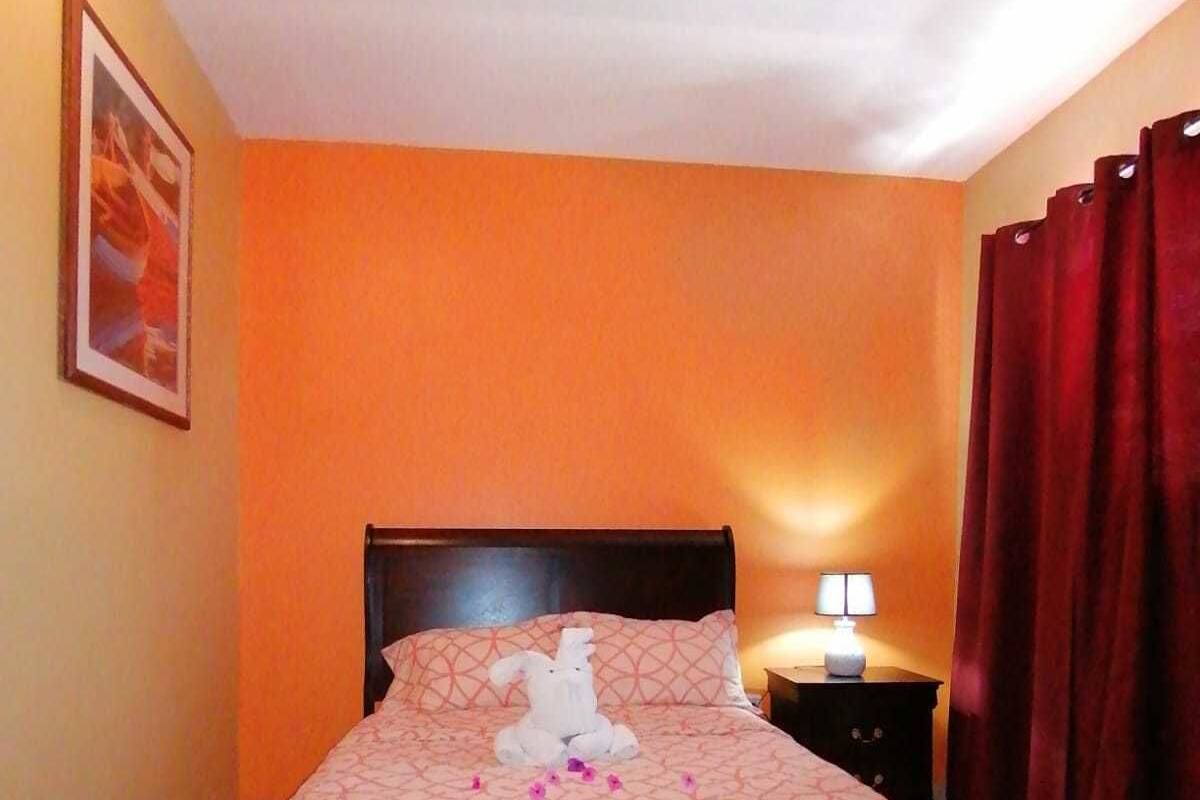 Comfort Single Room, 1 Queen Bed | Premium bedding, blackout drapes, WiFi (free), individually decorated