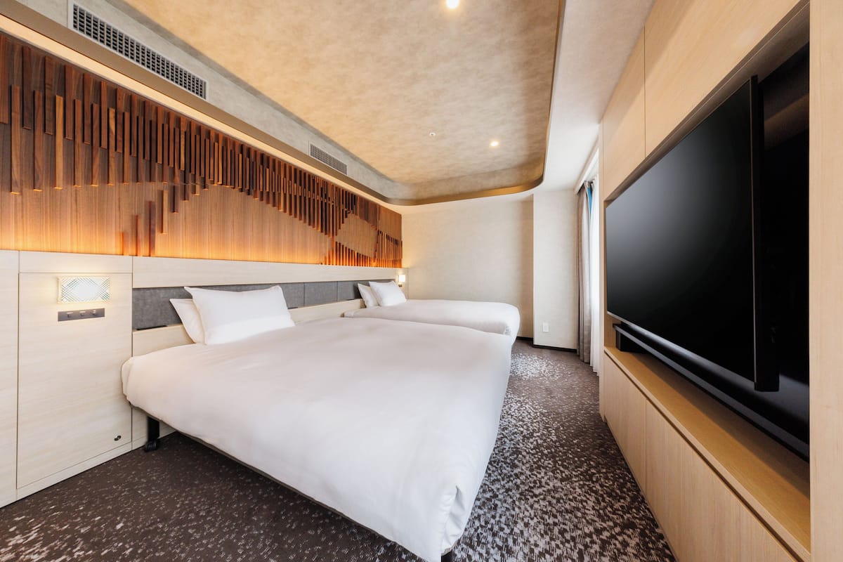 Escritorio, cortinas blackout y tabla de planchar con plancha
