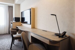 Desk, blackout drapes, iron/ironing board, free WiFi - JR-East Hotel Mets Shibuya (Tokyo)