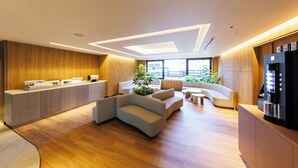 Une cuisine moderne dotée d’un îlot central intégré, de meubles en bois et d’une grande fenêtre qui laisse entrer la lumière naturelle.